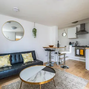 https://king-beds-in-free-parking-area-next-to-bus-stop.brighton-hotels-england.com