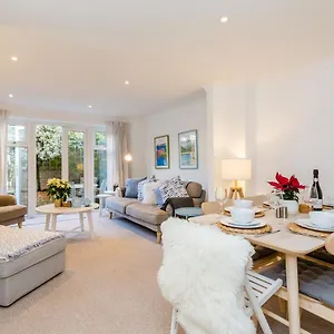 https://modern-mews-house-city-centre-with-free-parking-brighton.brighton-hotels-england.com